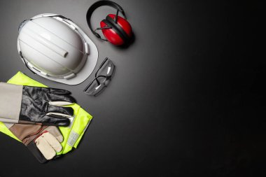 İş güvenliği. Ahşap arka planda inşaat alanı koruyucu ekipman, düz döşeme, kopyalama alanı, üst görünüm