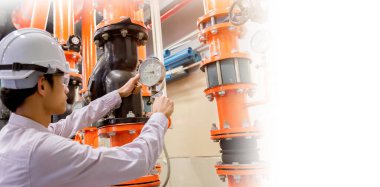 Mühendis yoğunlaştırıcı su pompası ve basınç göstergesi kontrol ediyor. Basınç göstergeli soğutucu su pompası. Sistem hazır..