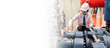 Mühendis su pompasını ve basınç göstergesini kontrol ediyor. Basınç göstergesiyle soğutucu su pompası. Sistem hazır.