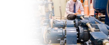 Mühendis su pompasını ve basınç göstergesini kontrol ediyor. Basınç göstergesiyle soğutucu su pompası. Sistem hazır.