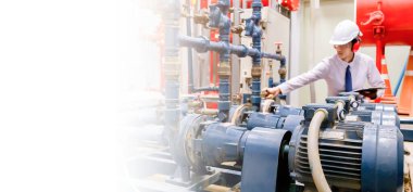 Mühendis su pompasını ve basınç göstergesini kontrol ediyor. Basınç göstergesiyle soğutucu su pompası. Sistem hazır.