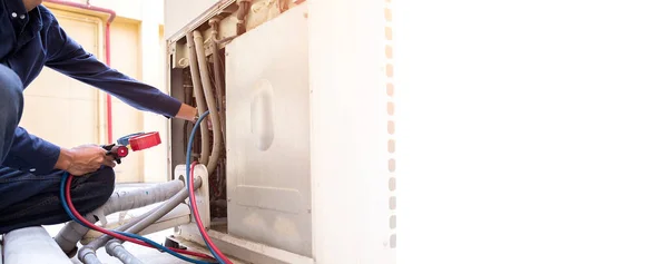 Techniker Überprüft Klimaanlage Messgeräte Zur Befüllung Von Klimaanlagen — Stockfoto