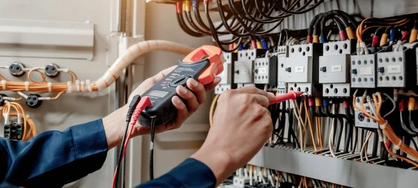 Elektriker Ingenjör Använder Multimeter För Att Testa Den Elektriska Installationen — Stockfoto