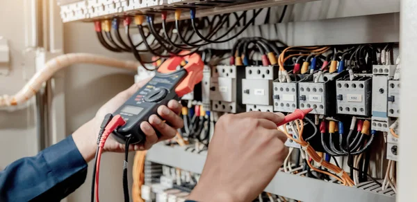 Inżynier Elektryk Wykorzystuje Multimetr Testowania Prądu Instalacji Elektrycznej Przewodu Zasilającego — Zdjęcie stockowe