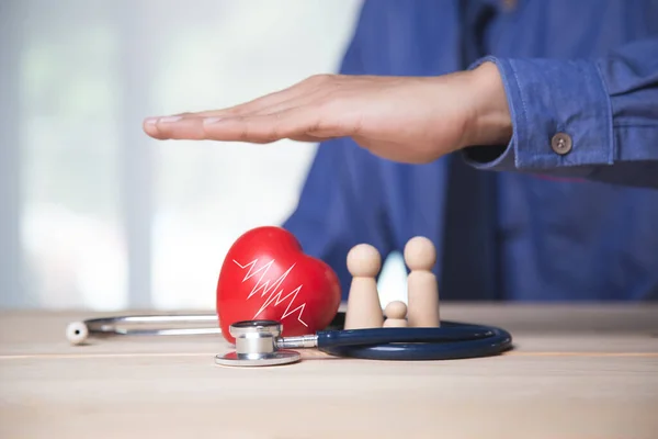 Rotes Herz Mit Stethoskop Und Familie Auf Weißem Hintergrund Herzgesundheit — Stockfoto
