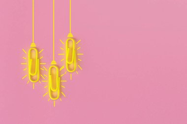 Kağıt ataç, düşünme, yaratıcılık, mavi arka planda ampul, yeni fikirler kavramı ile harika fikirler..