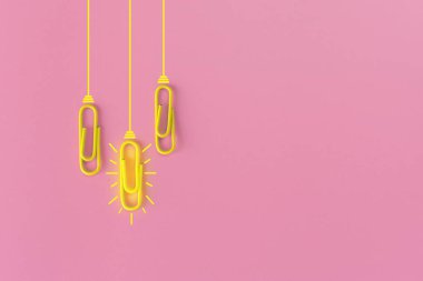 Kağıt ataç, düşünme, yaratıcılık, mavi arka planda ampul, yeni fikirler kavramı ile harika fikirler..