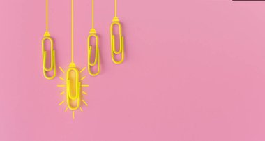 Kağıt ataç, düşünme, yaratıcılık, mavi arka planda ampul, yeni fikirler kavramı ile harika fikirler..