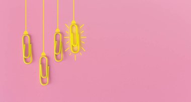 Kağıt ataç, düşünme, yaratıcılık, mavi arka planda ampul, yeni fikirler kavramı ile harika fikirler..