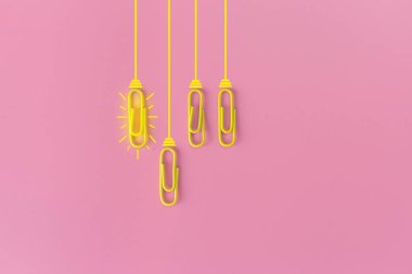 Kağıt ataç, düşünme, yaratıcılık, mavi arka planda ampul, yeni fikirler kavramı ile harika fikirler..