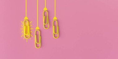 Kağıt ataç, düşünme, yaratıcılık, mavi arka planda ampul, yeni fikirler kavramı ile harika fikirler..