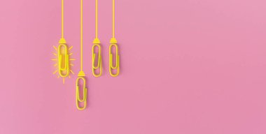 Kağıt ataç, düşünme, yaratıcılık, mavi arka planda ampul, yeni fikirler kavramı ile harika fikirler..