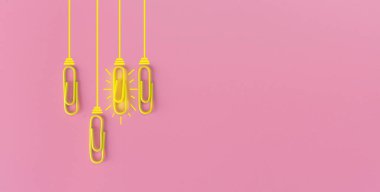 Kağıt ataç, düşünme, yaratıcılık, mavi arka planda ampul, yeni fikirler kavramı ile harika fikirler..