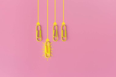 Kağıt ataç, düşünme, yaratıcılık, mavi arka planda ampul, yeni fikirler kavramı ile harika fikirler..