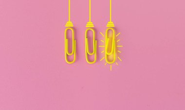 Kağıt ataç, düşünme, yaratıcılık, mavi arka planda ampul, yeni fikirler kavramı ile harika fikirler..