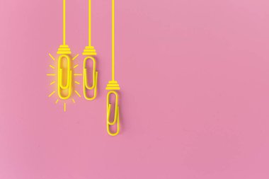 Kağıt ataç, düşünme, yaratıcılık, mavi arka planda ampul, yeni fikirler kavramı ile harika fikirler..