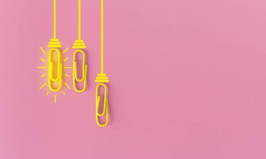 Kağıt ataç, düşünme, yaratıcılık, mavi arka planda ampul, yeni fikirler kavramı ile harika fikirler..