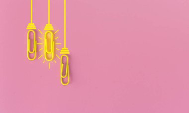 Kağıt ataç, düşünme, yaratıcılık, mavi arka planda ampul, yeni fikirler kavramı ile harika fikirler..