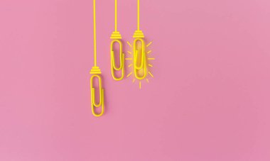 Kağıt ataç, düşünme, yaratıcılık, mavi arka planda ampul, yeni fikirler kavramı ile harika fikirler..