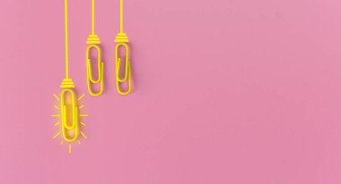 Kağıt ataç, düşünme, yaratıcılık, mavi arka planda ampul, yeni fikirler kavramı ile harika fikirler..