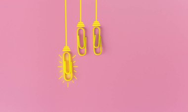 Kağıt ataç, düşünme, yaratıcılık, mavi arka planda ampul, yeni fikirler kavramı ile harika fikirler..