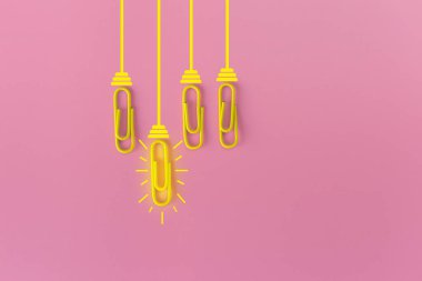 Kağıt ataç, düşünme, yaratıcılık, mavi arka planda ampul, yeni fikirler kavramı ile harika fikirler..