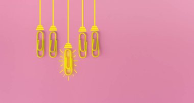 Kağıt ataç, düşünme, yaratıcılık, mavi arka planda ampul, yeni fikirler kavramı ile harika fikirler..