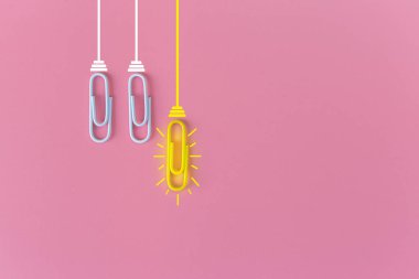 Kağıt ataç, düşünme, yaratıcılık, mavi arka planda ampul, yeni fikirler kavramı ile harika fikirler..