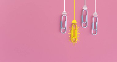 Kağıt ataç, düşünme, yaratıcılık, mavi arka planda ampul, yeni fikirler kavramı ile harika fikirler..