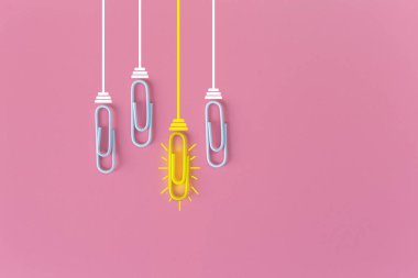 Kağıt ataç, düşünme, yaratıcılık, mavi arka planda ampul, yeni fikirler kavramı ile harika fikirler..