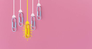 Kağıt ataç, düşünme, yaratıcılık, mavi arka planda ampul, yeni fikirler kavramı ile harika fikirler..