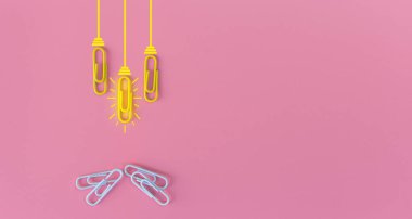 Kağıt ataç, düşünme, yaratıcılık, mavi arka planda ampul, yeni fikirler kavramı ile harika fikirler..