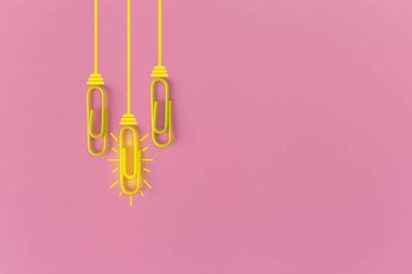 Kağıt ataç, düşünme, yaratıcılık, mavi arka planda ampul, yeni fikirler kavramı ile harika fikirler..