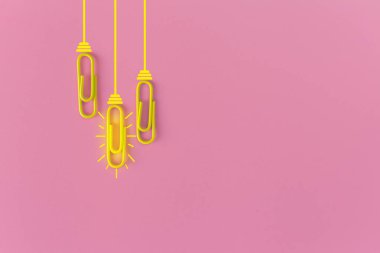 Kağıt ataç, düşünme, yaratıcılık, mavi arka planda ampul, yeni fikirler kavramı ile harika fikirler..