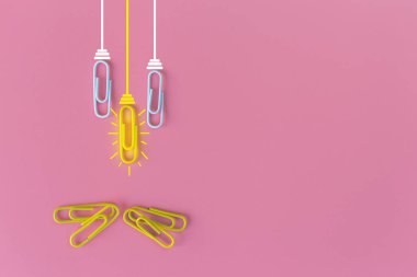 Kağıt ataç, düşünme, yaratıcılık, mavi arka planda ampul, yeni fikirler kavramı ile harika fikirler..