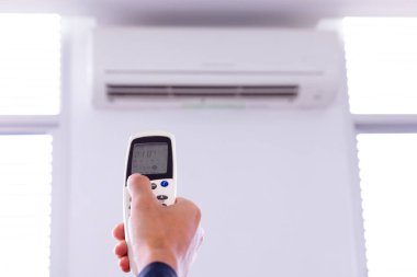 Uzaktan kumandalı klima, insan kumandalı odanın içinde..