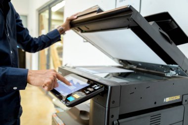 Meşgul adam. Yazıcı paneli, yazıcı tarayıcısı lazer ofis fotokopi makinesi malzemeleri üzerindeki El düğmesine bas. Konsept başlat.