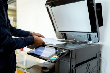 Meşgul adam. Yazıcı paneli, yazıcı tarayıcısı lazer ofis fotokopi makinesi malzemeleri üzerindeki El düğmesine bas. Konsept başlat.