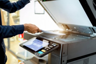 Meşgul adam. Yazıcı paneli, yazıcı tarayıcısı lazer ofis fotokopi makinesi malzemeleri üzerindeki El düğmesine bas. Konsept başlat.