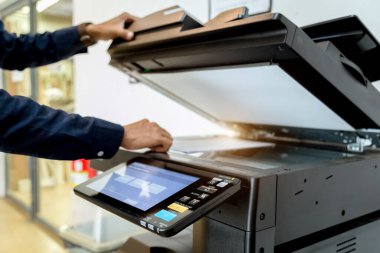 Meşgul adam. Yazıcı paneli, yazıcı tarayıcısı lazer ofis fotokopi makinesi malzemeleri üzerindeki El düğmesine bas. Konsept başlat.