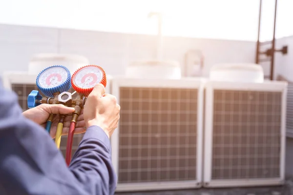 Teknisyen Klimayı Kontrol Ediyor Klimaları Doldurmak Için Ekipmanları Ölçüyor — Stok fotoğraf