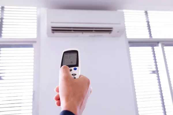 Airconditioner Met Afstandsbediening Kamer Met Een Door Mens Bediende Afstandsbediening — Stockfoto