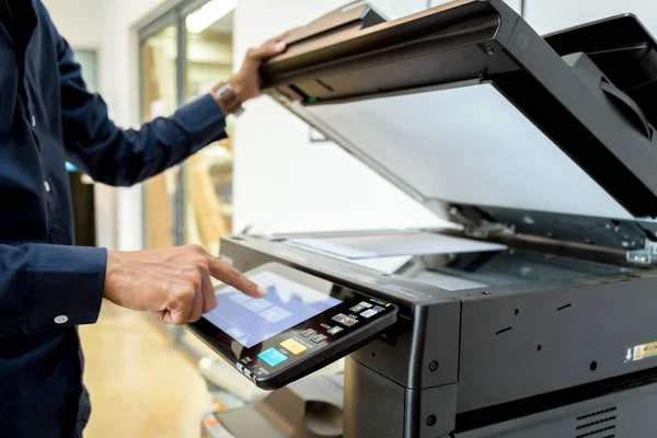 Meşgul adam. Yazıcı paneli, yazıcı tarayıcısı lazer ofis fotokopi makinesi malzemeleri üzerindeki El düğmesine bas. Konsept başlat.