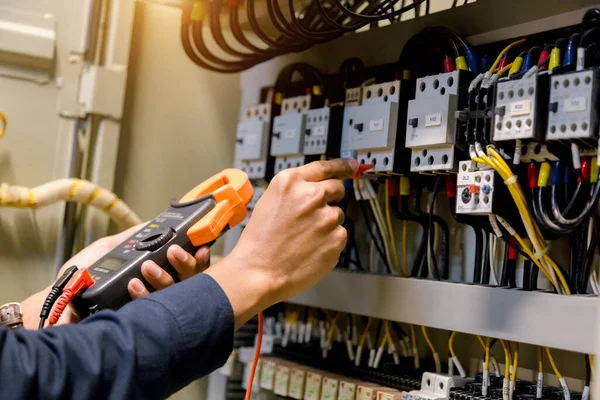 Elektriker Ingenieur Arbeitsprüfer Misst Spannung Und Strom Der Stromleitung Der — Stockfoto