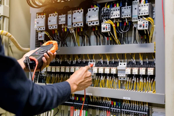 Probador Trabajo Ingeniero Eléctrico Que Mide Voltaje Corriente Línea Eléctrica — Foto de Stock