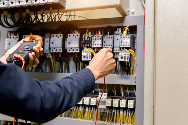 Elektricien Ingenieur Werk Tester Meetspanning Stroom Van Macht Elektrische Lijn — Stockfoto