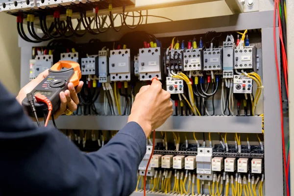 Elektrik mühendisi, kabine kontrolündeki voltaj ve elektrik hattının akımını ölçen bir testçi..