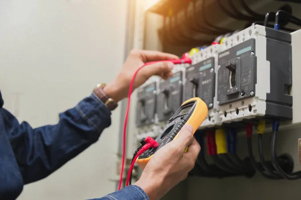 Elektrikář Práce Tester Měření Napětí Proudu Elektrického Vedení Elektrickém Skříni — Stock fotografie