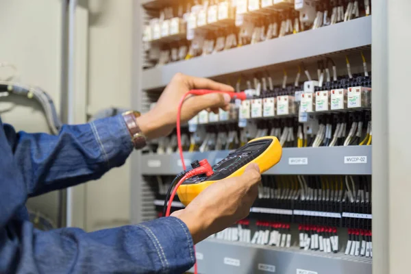 Elektrikář Práce Tester Měření Napětí Proudu Elektrického Vedení Elektrickém Skříni — Stock fotografie