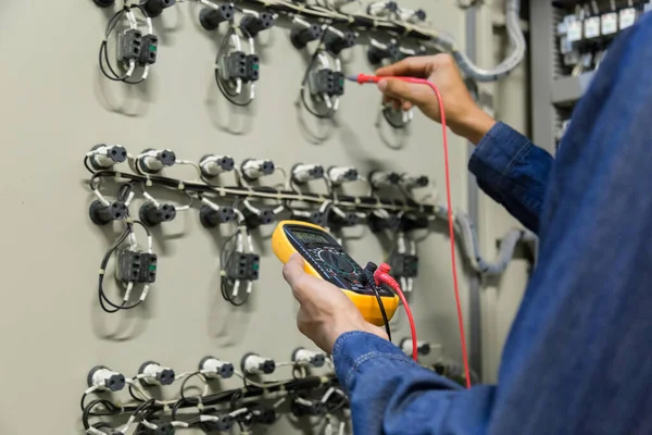 Probador Trabajo Ingeniero Eléctrico Que Mide Voltaje Corriente Línea Eléctrica — Foto de Stock